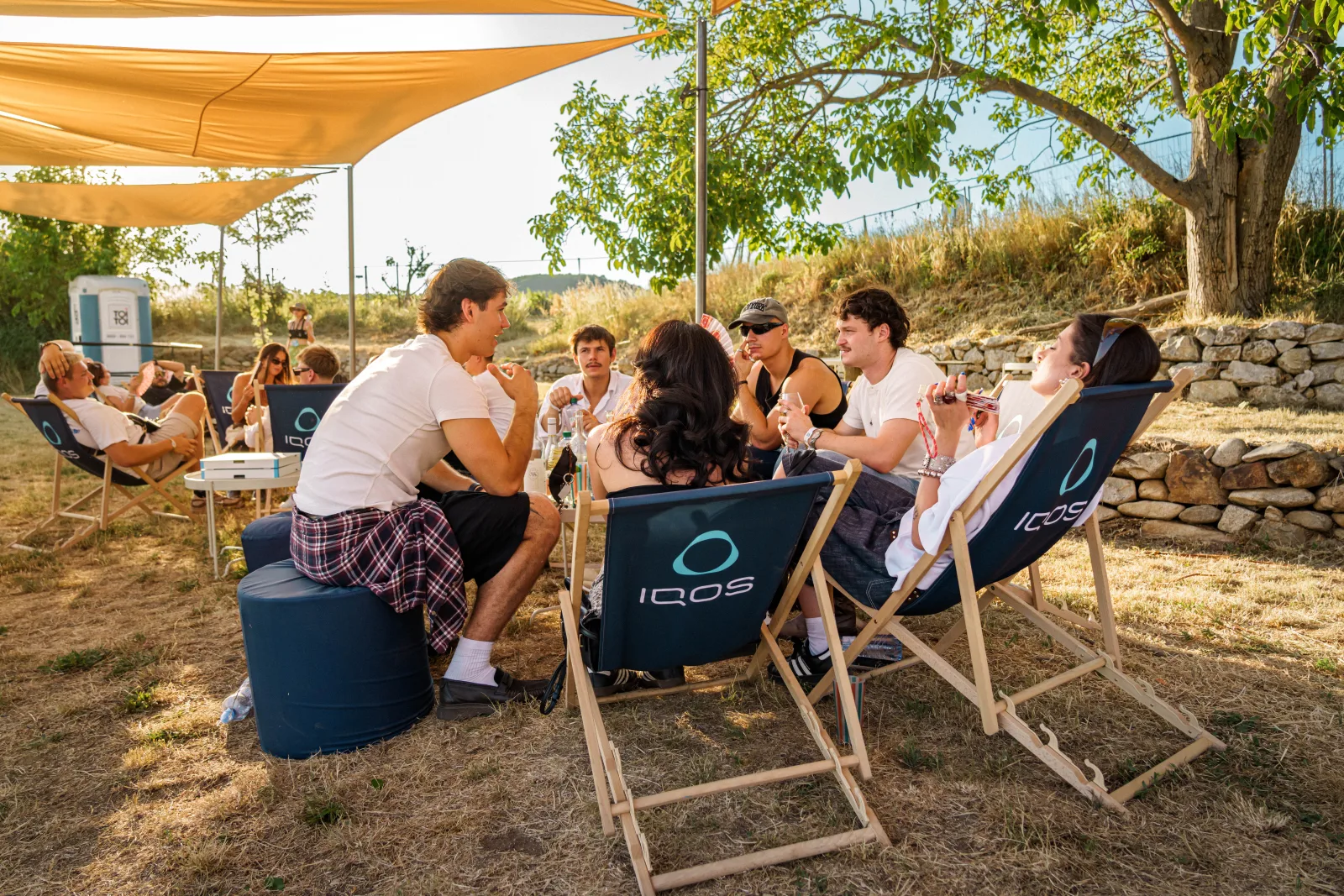 Chillout s ležadlami IQOS